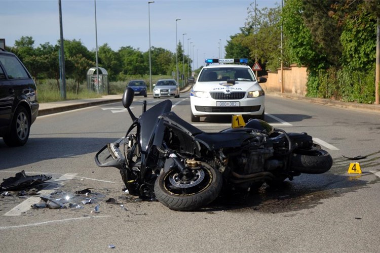 ZBOG BRZINE PALI S MOTORA Muškarac lakše, a žena teže ozlijeđena